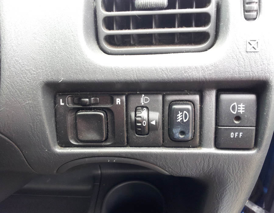 Suzuki Ignis Sport door-mirror-switch